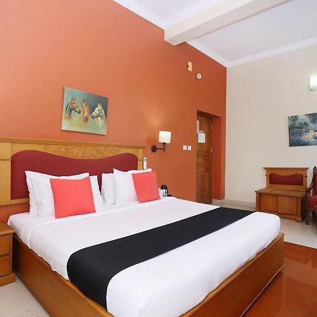 Capital O 45944 Club 7 Hotel Тирувала Екстериор снимка