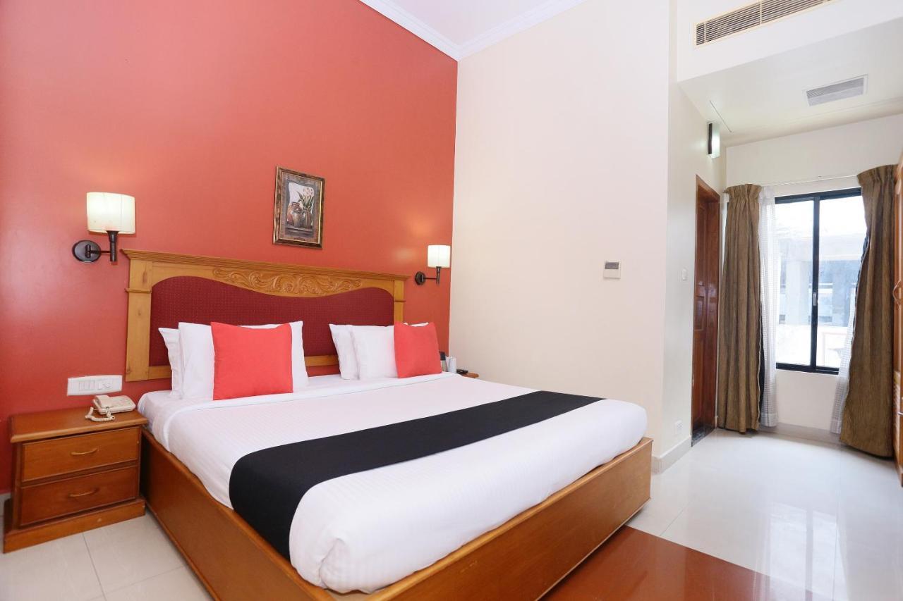 Capital O 45944 Club 7 Hotel Тирувала Екстериор снимка
