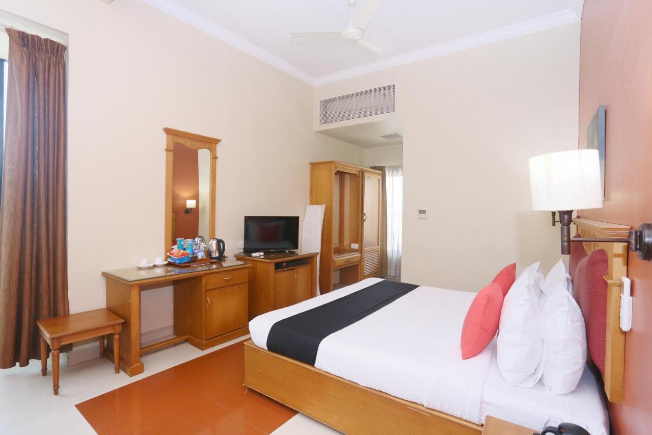 Capital O 45944 Club 7 Hotel Тирувала Екстериор снимка