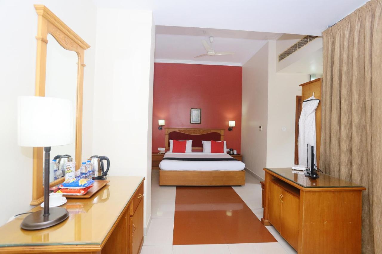 Capital O 45944 Club 7 Hotel Тирувала Екстериор снимка