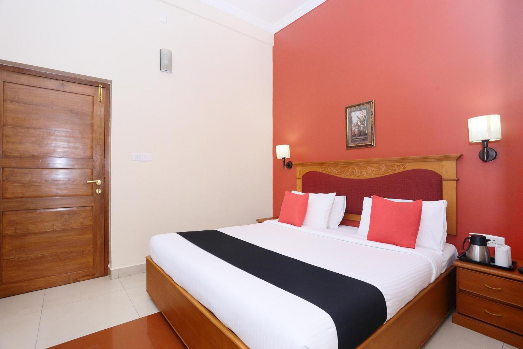 Capital O 45944 Club 7 Hotel Тирувала Екстериор снимка