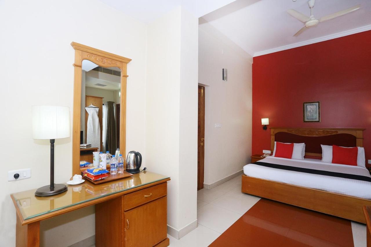 Capital O 45944 Club 7 Hotel Тирувала Екстериор снимка
