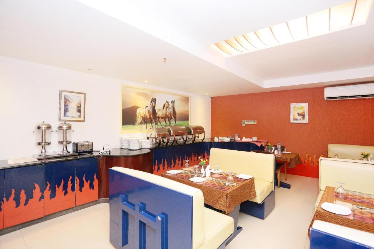 Capital O 45944 Club 7 Hotel Тирувала Екстериор снимка