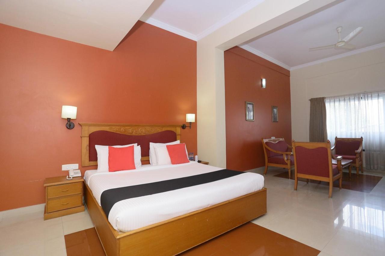 Capital O 45944 Club 7 Hotel Тирувала Екстериор снимка