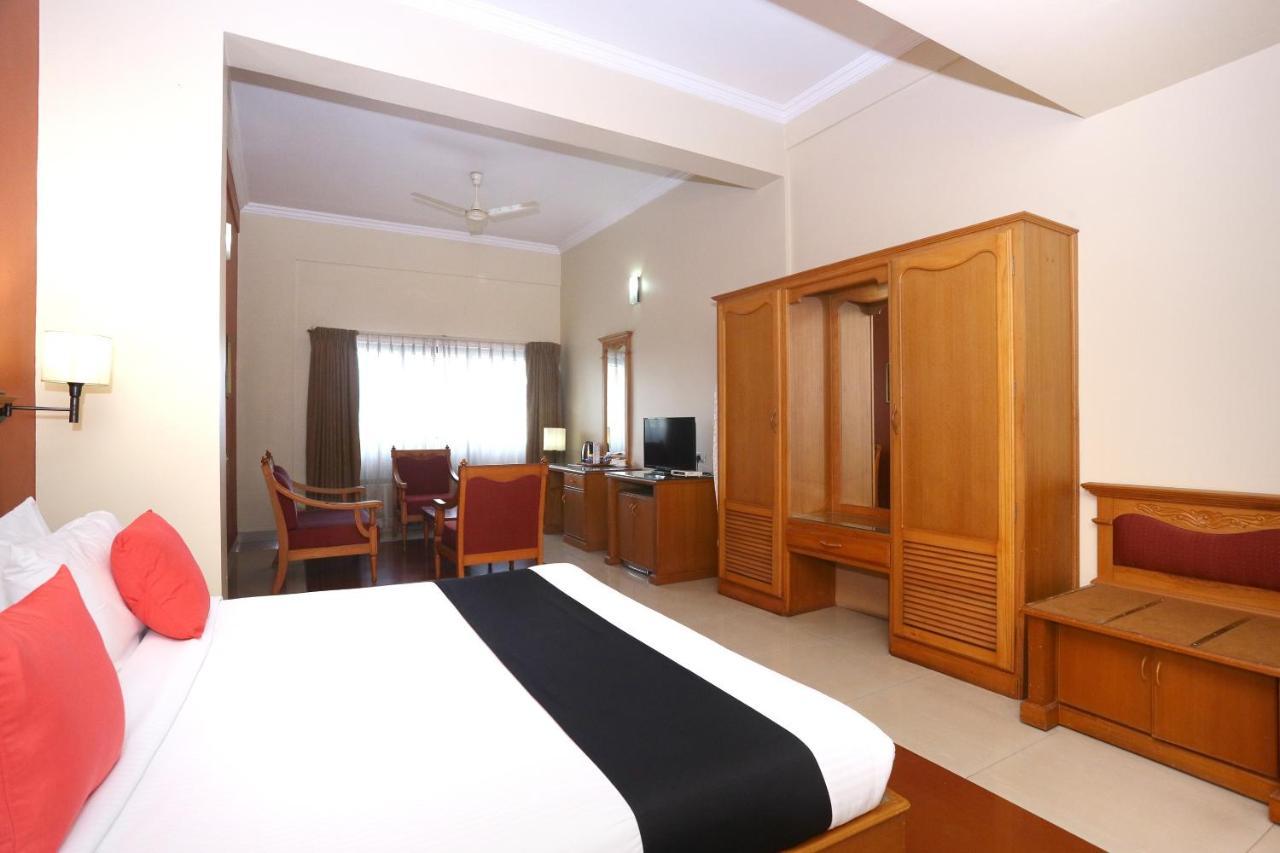 Capital O 45944 Club 7 Hotel Тирувала Екстериор снимка