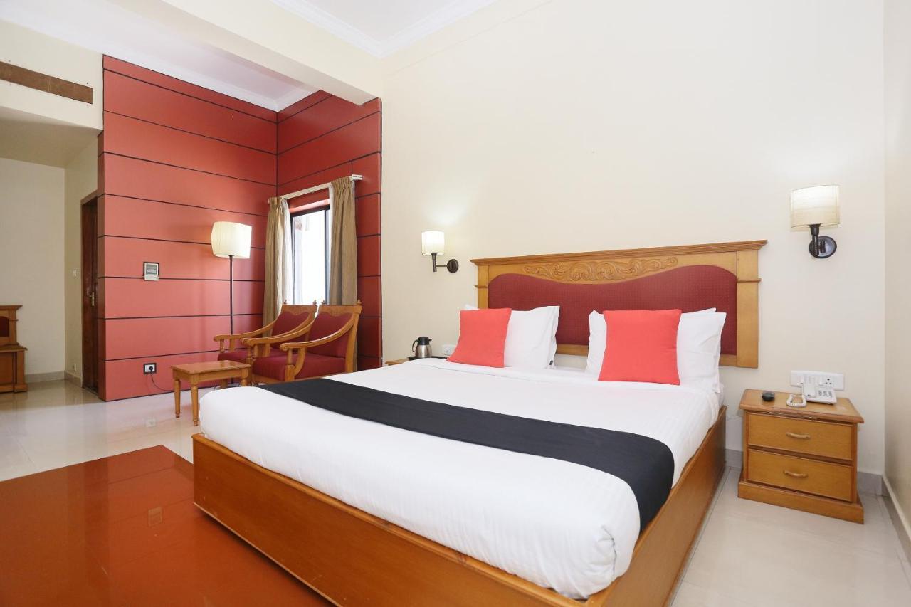 Capital O 45944 Club 7 Hotel Тирувала Екстериор снимка