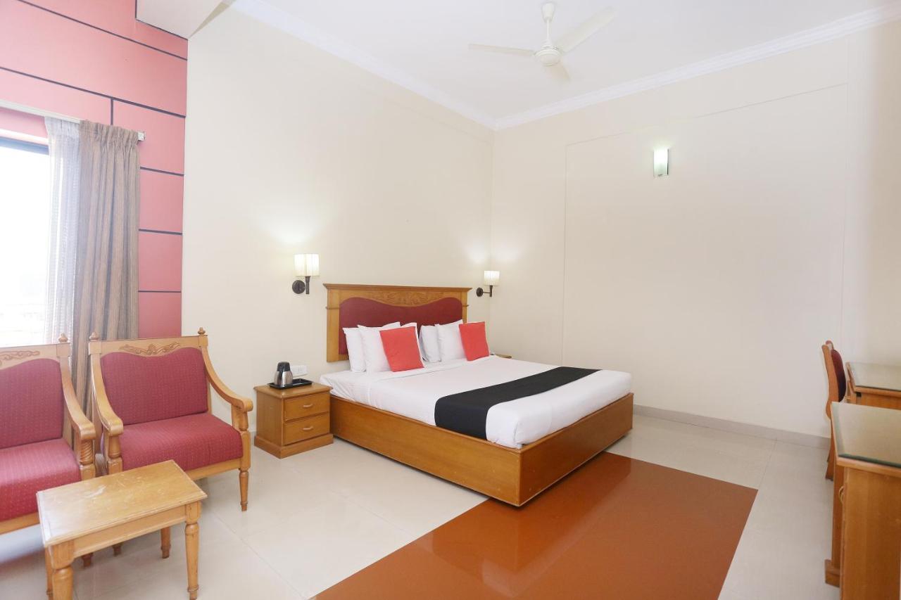 Capital O 45944 Club 7 Hotel Тирувала Екстериор снимка