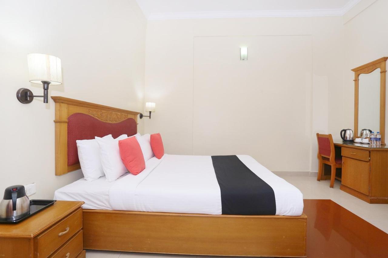 Capital O 45944 Club 7 Hotel Тирувала Екстериор снимка