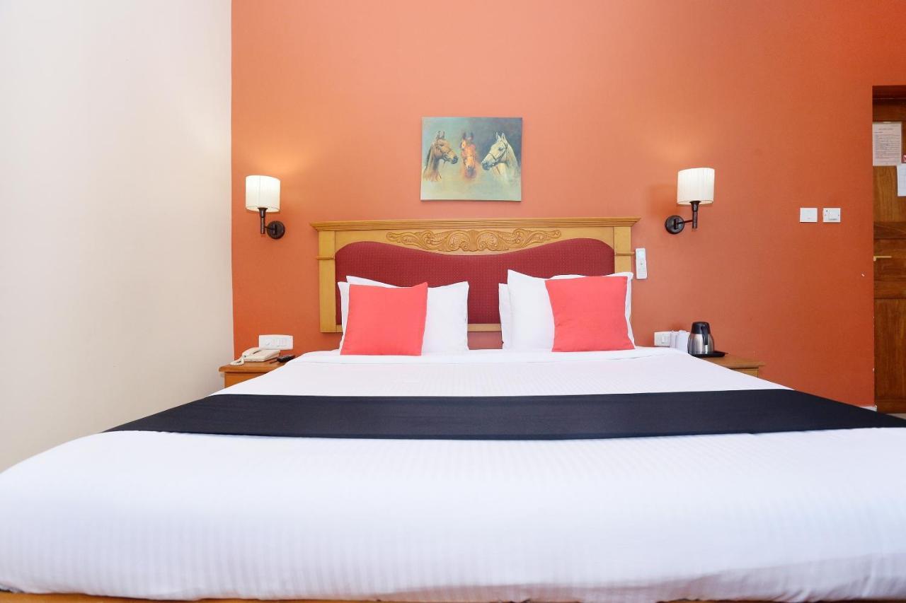 Capital O 45944 Club 7 Hotel Тирувала Екстериор снимка
