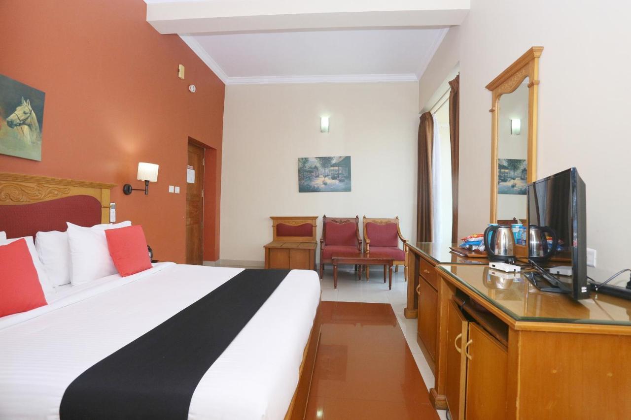 Capital O 45944 Club 7 Hotel Тирувала Екстериор снимка