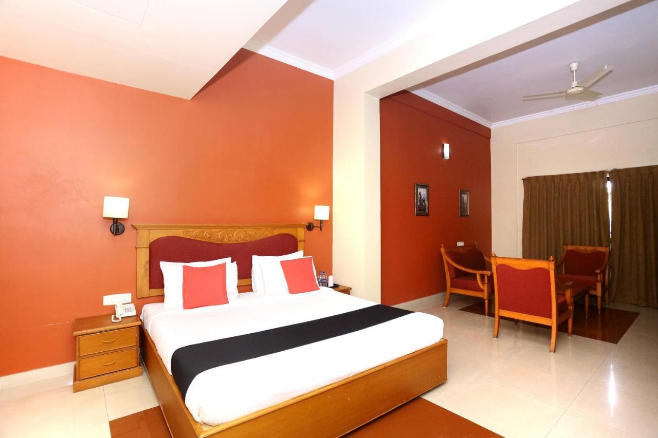 Capital O 45944 Club 7 Hotel Тирувала Екстериор снимка