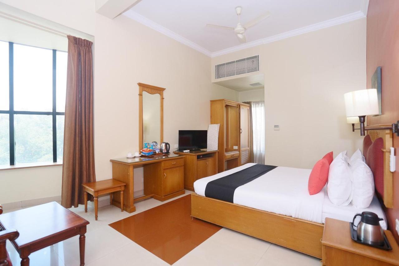 Capital O 45944 Club 7 Hotel Тирувала Екстериор снимка